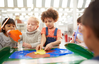 Kinder spielen an der interaktiven Ausstellung im Wissenschaftszentrum - CAIF22090