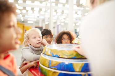 Neugierige Kinder bei der interaktiven Erdausstellung im Wissenschaftszentrum - CAIF22094