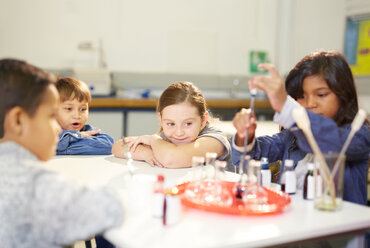 Neugierige Kinder bei einem wissenschaftlichen Experiment - CAIF22096