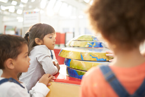 Neugierige Kinder betrachten die interaktive Erdausstellung im Wissenschaftszentrum - CAIF22098