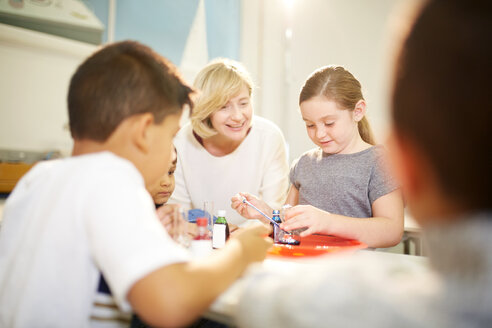 Lehrer und Schüler führen ein wissenschaftliches Experiment durch - CAIF22099