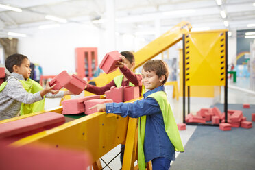 Kinder spielen mit Spielzeugbausteinen in der interaktiven Bauausstellung im Wissenschaftszentrum - CAIF22105