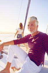 Porträt selbstbewusster Mann entspannt auf sonnigem Boot - CAIF22150