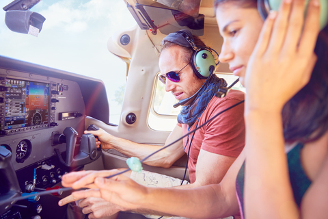 Pilot und Kopilot im Flugzeug, Überprüfung der Navigationsausrüstung, lizenzfreies Stockfoto