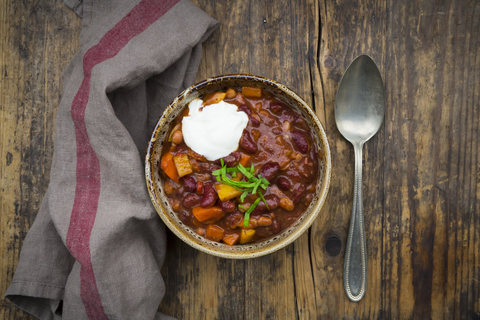 Chili con Carne mit Koriander und saurer Sahne, lizenzfreies Stockfoto