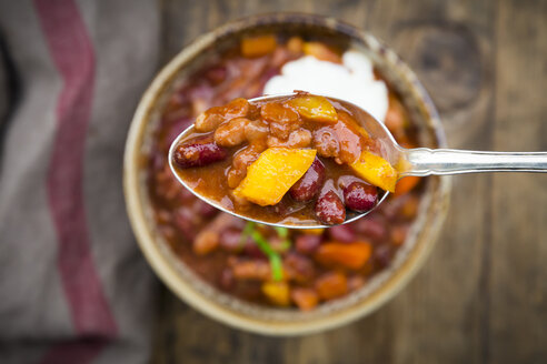 Chili con Carne mit Koriander und saurer Sahne, Löffel, Nahaufnahme - LVF07444