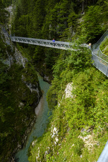 Deutschland, Bayern, Leutaschklamm bei Mittenwald, Frau auf Brücke - LBF02031