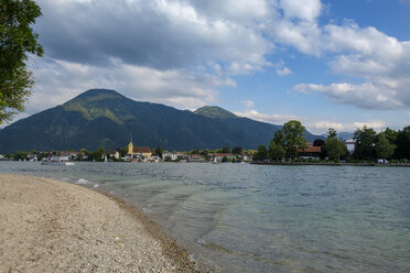 Deutschland, Bayern, Oberbayern, Tegernsee, Rottach-Egern, Setzberg, Wallberg im Hintergrund, von der Halbinsel Point aus gesehen - LBF02036