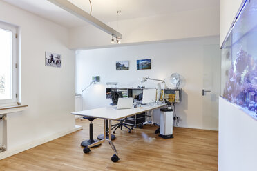 Interieur eines modernen Büros mit Aquarium - RHF02105