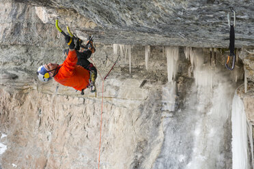 Mann kopfüber beim Eisklettern mit zwei Eispickeln, Colorado, USA - AURF04699