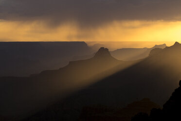 North Rim des Grand Canyon National Park mit Sonnenstrahlen bei Sonnenuntergang, Arizona, USA - AURF04708