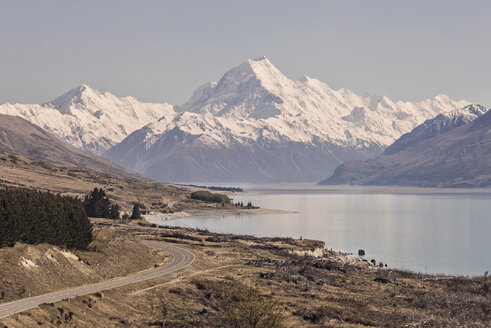 Mount Cook, der höchste Berg Neuseelands, ragt über den Pukaki-See. - AURF04709