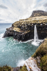 Mulafossur-Wasserfall auf der Insel Vagar, Färöer Inseln, Dänemark - AURF04710