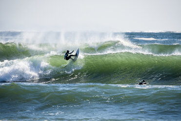 Männer surfen auf einer großen Welle - AURF04711