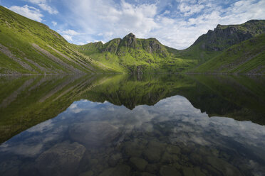 Bergspiegelung im See Utdalsvatnet - AURF04715