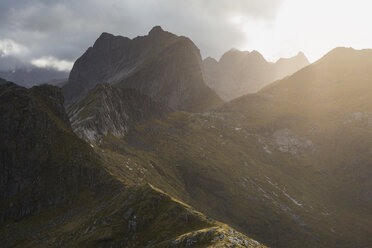 Berglandschaft von Moskenesoya vom Gipfel des Tverrfjellet aus gesehen - AURF04716