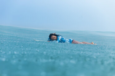 Frau beim Surfen im Meer - AURF04778