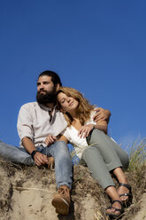 Young couple sitting on a dune in summer, relaxing - HHLMF00416