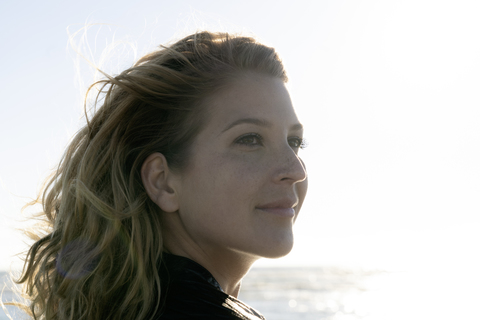 Porträt einer schönen Frau im Sommer am Meer, lizenzfreies Stockfoto