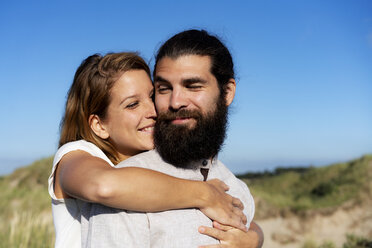 Young couple embracing in nature - HHLMF00467