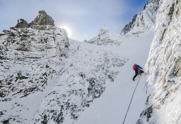 Bergsteiger in der leichten Seillänge der Dobrucki-Route am Vysoka, Hohe Tatra, Slowakei - AURF04786