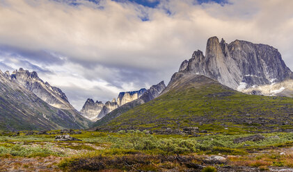 Gebirgszug im Tasermiut Fjord, Grönland - AURF04790