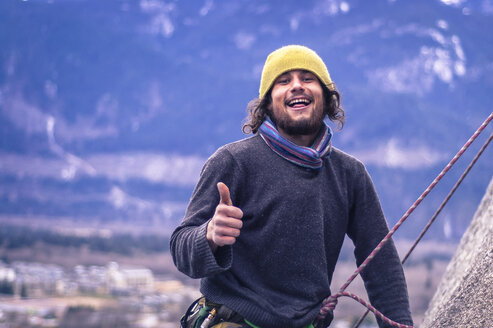 Glücklicher Kletterer mit Daumen nach oben, Squamish, British Columbia, Kanada - AURF04791