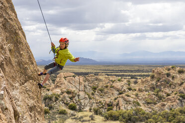 Mädchen beim Klettern in Cochise Stronghold, Tombstone, Arizona, USA - AURF04794