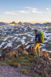 Wanderer oberhalb des Stony Pass in der Nähe der Grenadiers und der Weminuche Wilderness, Silverton, Colorado, USA - AURF04797