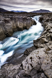 Gletscherschmelzwasser in einer Flussrinne im Hochland von Island - AURF04804