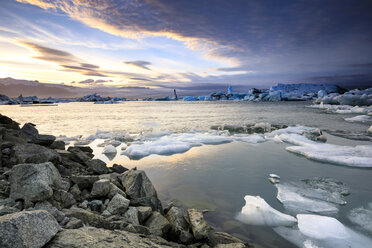 Auf dem Wasser treibende Eisberge in der Gletscherlagune Jokulsarlon, Island - AURF04807