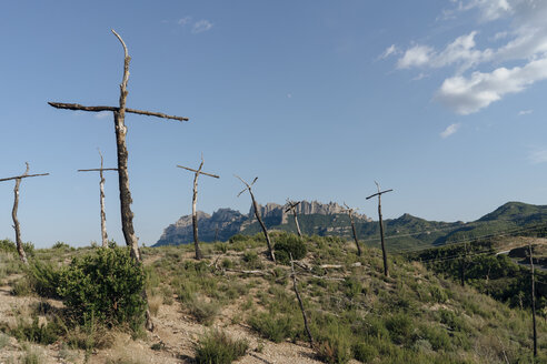 Spanien, Barcelona, Montserrat, Kreuze aus Totholz - AFVF01548