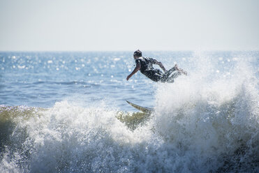 Surfer, der auf einer Welle ausweicht - AURF04818