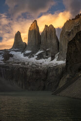 Landschaft mit Bergen bei Sonnenuntergang, Torres del Paine National Park, Patagonien, Chile - AURF04840