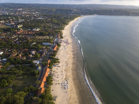 Indonesien, Bali, Luftaufnahme von Jimbaran Beach, lizenzfreies Stockfoto