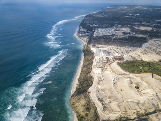 Indonesien, Bali, Luftaufnahme von Payung Strand - KNTF01486