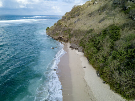 Indonesien, Bali, Luftaufnahme von Payung Strand - KNTF01491