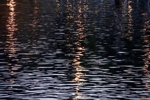 Wasserspiegelung am Abend, lizenzfreies Stockfoto