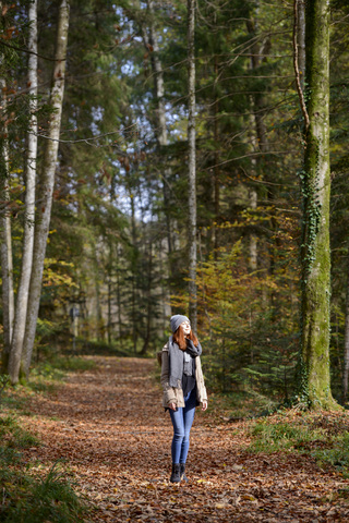 Rothaariges Teenager-Mädchen genießt den herbstlichen Wald, lizenzfreies Stockfoto