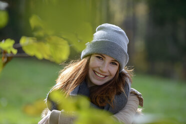 Porträt eines lächelnden Teenagers im herbstlichen Wald - LBF02053