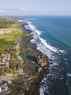 Indonesien, Bali, Luftaufnahme des Tempels Tanah Lot - KNTF01498