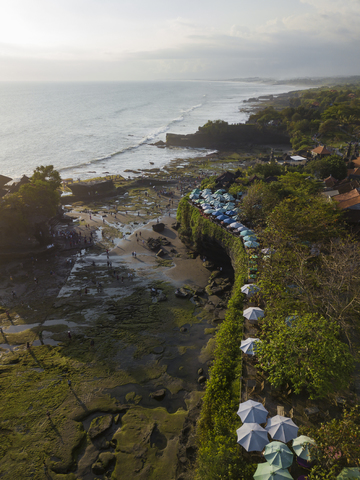 Indonesien, Bali, Luftaufnahme des Tempels Tanah Lot, lizenzfreies Stockfoto