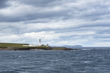 Great Britain, Scotland, Isle of Stroma, Lighthouse, Pentland Firth, Dunnet Head in the background - ELF01915