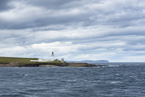 Großbritannien, Schottland, Isle of Stroma, Leuchtturm, Pentland Firth, Dunnet Head im Hintergrund - ELF01915
