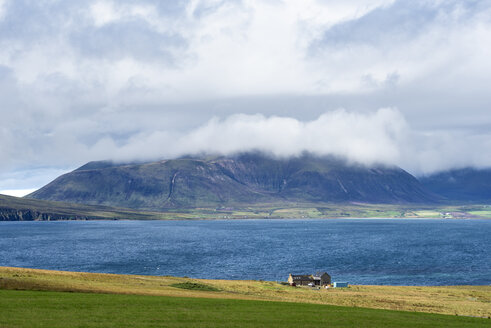 Großbritannien, Schottland, Orkney, Mainland, Blick über den Hoy Sound zum Ward Hill mit Wolken - ELF01916