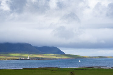 Großbritannien, Schottland, Orkney, Mainland, Blick über den Hoy Sound zum Leuchtturm der Insel Graemsay - ELF01917