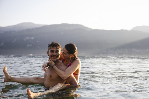 Glückliches verspieltes junges Paar in einem See - MRAF00291