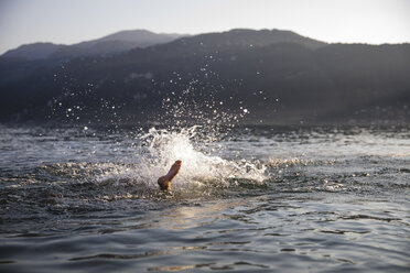 Junger Mann taucht in einem See - MRAF00292