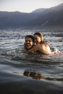 Glückliches sorgloses junges Paar am See - MRAF00301