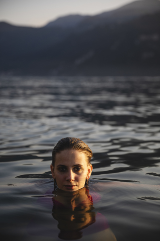 Porträt einer schönen jungen Frau in einem See, lizenzfreies Stockfoto